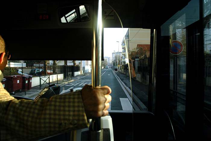 La main, le bus, la route.