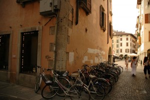 Une rangée de bicyclettes